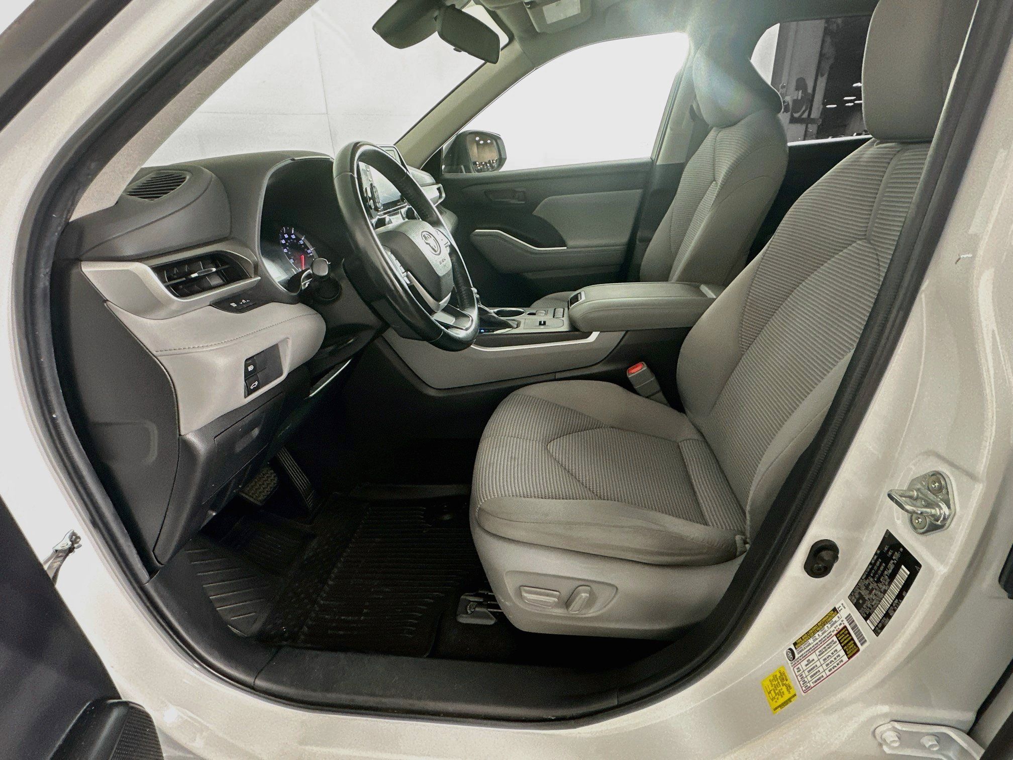 Used 2022 Toyota Highlander LE FWD image 13