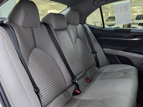 Used 2019 Toyota Camry SE FWD image 17