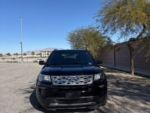 Used 2018 Ford Explorer XLT image 2