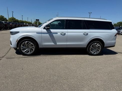 Used 2025 Lincoln Navigator L Reserve AWD/4WD image 2