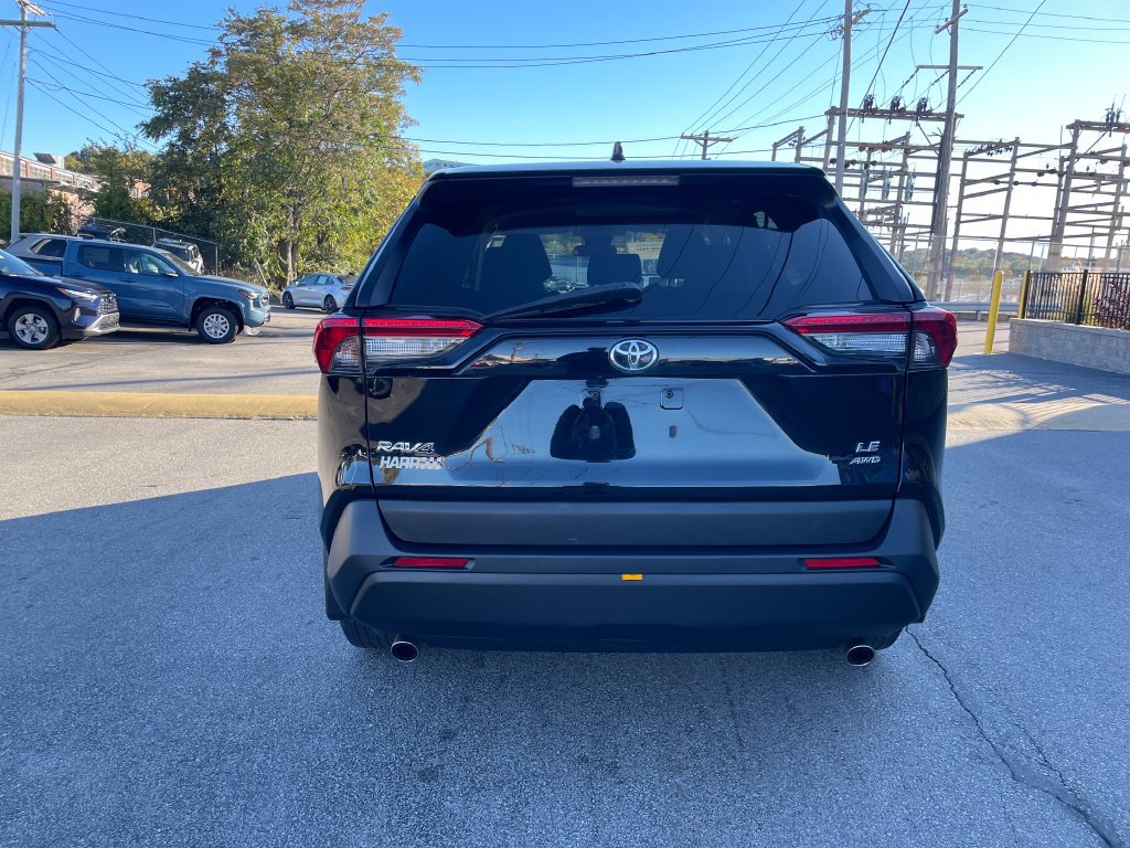 Certified 2022 Toyota RAV4 LE AWD/4WD image 4