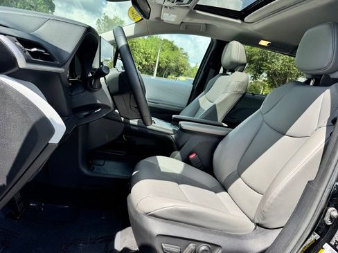 Used 2025 Toyota Sienna XLE FWD image 14