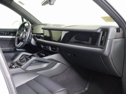 Used 2025 Porsche Cayenne image 7