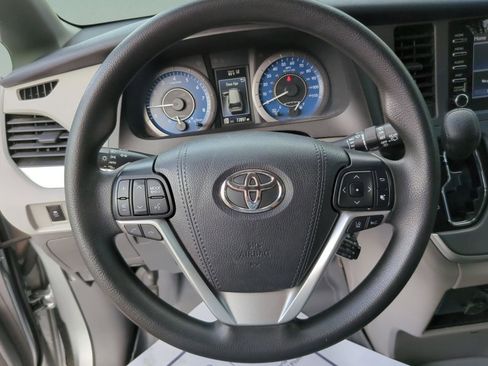 Used 2020 Toyota Sienna L FWD image 11