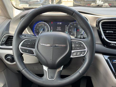 Used 2023 Chrysler Pacifica Touring-L FWD image 16