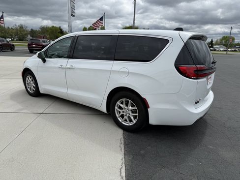 Used 2023 Chrysler Pacifica Touring-L FWD image 6
