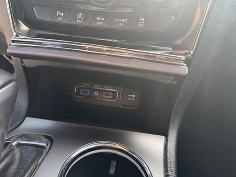 Used 2019 Jeep Grand Cherokee Laredo AWD/4WD image 23