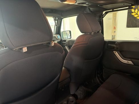 Used 2016 Jeep Wrangler Unlimited Sahara w/ Connectivity Group image 15