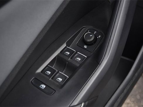 Certified 2025 Volkswagen Jetta SE w/ Sunroof Package image 8