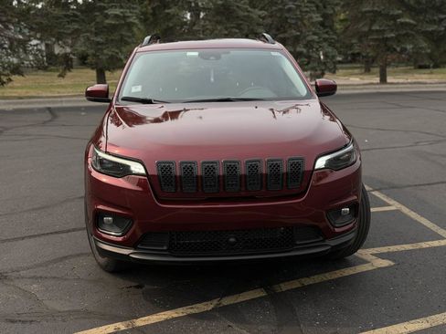Used 2020 Jeep Cherokee Latitude Plus AWD/4WD image 2