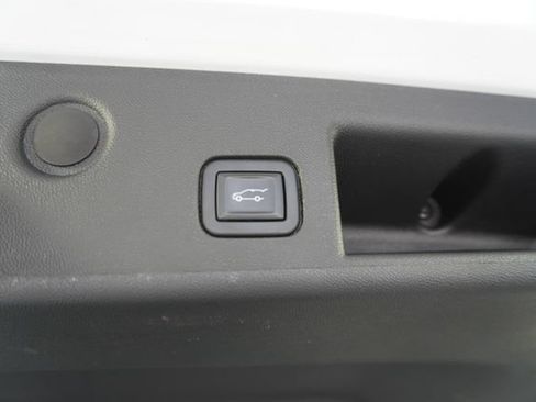 Used 2022 Chevrolet Equinox RS w/ RS Leather Package FWD image 38