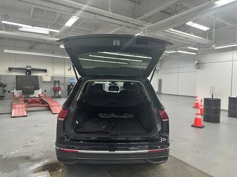 Certified 2022 Volkswagen Tiguan SE w/ Panoramic Sunroof Package AWD/4WD image 12