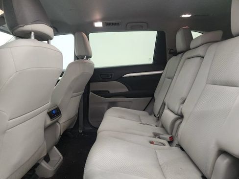 Used 2019 Toyota Highlander LE FWD image 11