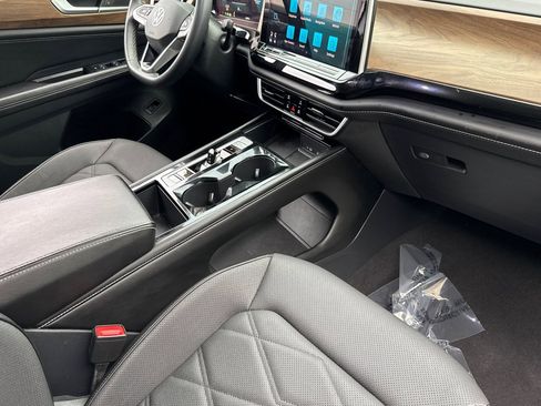 Used 2024 Volkswagen Atlas SE image 31