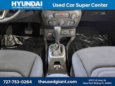 Used 2018 Jeep Renegade Latitude w/ Cold Weather Group AWD/4WD image 26