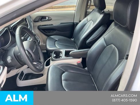 Used 2023 Chrysler Pacifica Touring-L FWD image 13