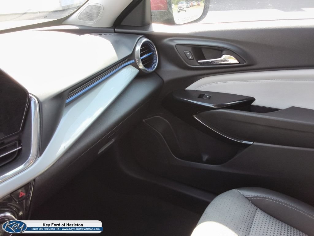 Used 2025 Chevrolet Trax LT FWD image 35