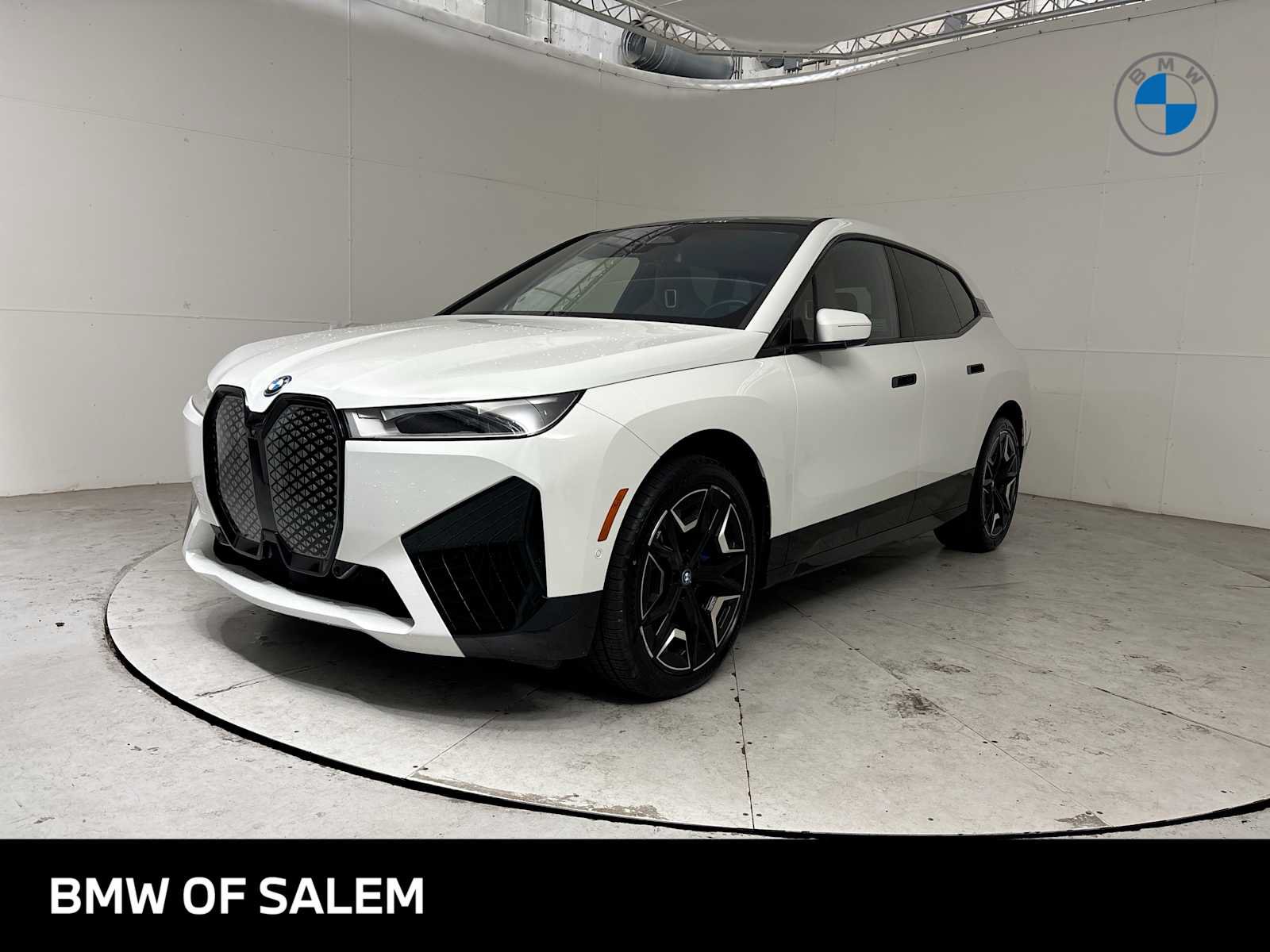 Used 2024 BMW iX xDrive50 w/ Sport Package AWD/4WD image 1
