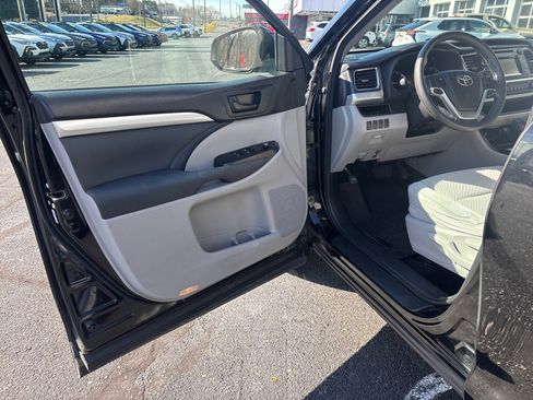 Used 2015 Toyota Highlander LE image 7