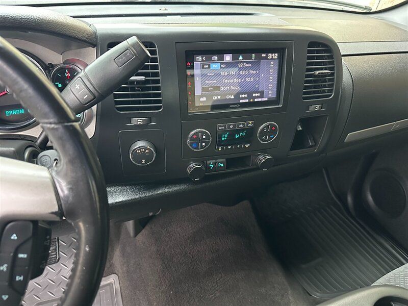 Used 2007 GMC Sierra 2500 SLE w/ Z71 Off-Road Package AWD/4WD image 18