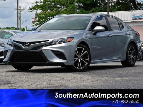 Used 2020 Toyota Camry SE FWD image 1