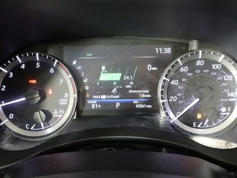 Used 2023 Toyota Highlander XLE FWD image 11