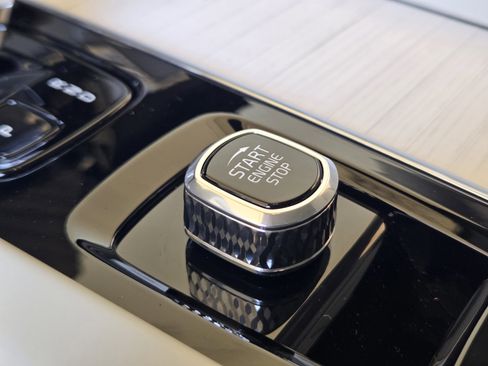 New 2026 Volvo XC60 T8 Ultra w/ Protection Package Premier image 18