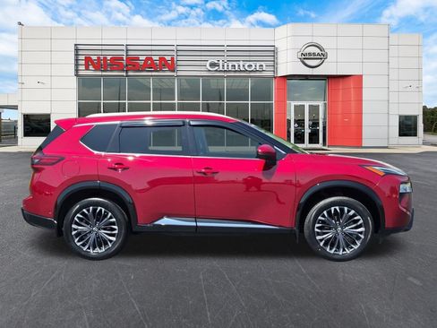 Used 2024 Nissan Rogue Platinum w/ Platinum Premium Package FWD image 2