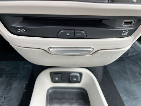 Used 2019 Chrysler Pacifica Touring-L Plus w/ Tire & Wheel Group image 21