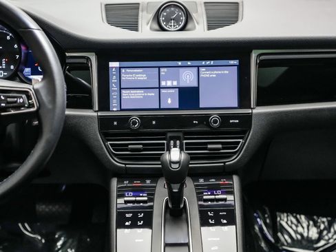 Certified 2024 Porsche Macan AWD/4WD image 16