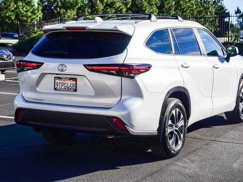 Certified 2025 Toyota Highlander XLE image 7