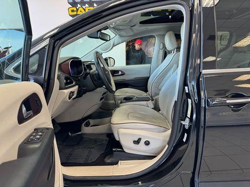 Used 2019 Chrysler Pacifica Limited image 11
