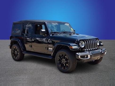 Used 2021 Jeep Wrangler Unlimited Sahara w/ Cold Weather Group AWD/4WD image 3