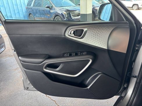 Used 2025 Kia Soul LX w/ LX Technology Package FWD image 18