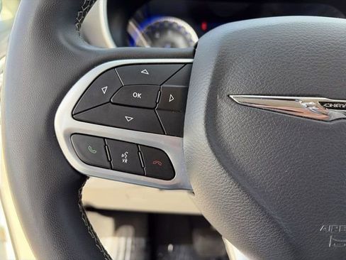 Used 2024 Chrysler Pacifica Touring-L image 21