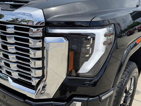 Used 2024 GMC Sierra 3500 Denali AWD/4WD image 9