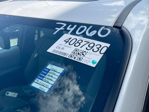 Used 2026 Toyota Sienna XLE FWD image 3