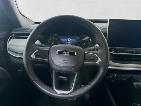 Used 2025 Jeep Compass Limited image 18