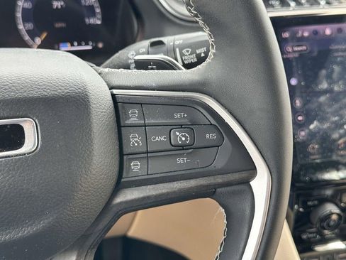 Used 2023 Jeep Grand Cherokee Limited AWD/4WD image 22