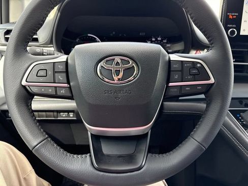 Used 2026 Toyota Sienna XLE FWD image 16