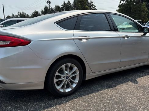 Used 2017 Ford Fusion SE w/ Equipment Group 601A FWD image 10