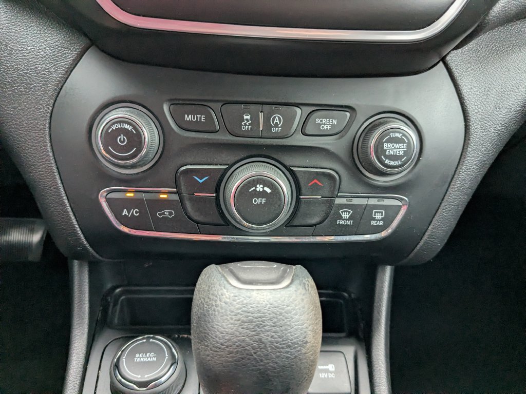 Used 2019 Jeep Cherokee Latitude w/ Popular Appearance Group AWD/4WD image 11