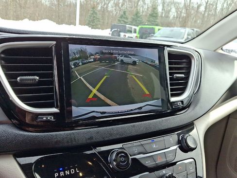 Certified 2022 Chrysler Pacifica Touring-L image 15