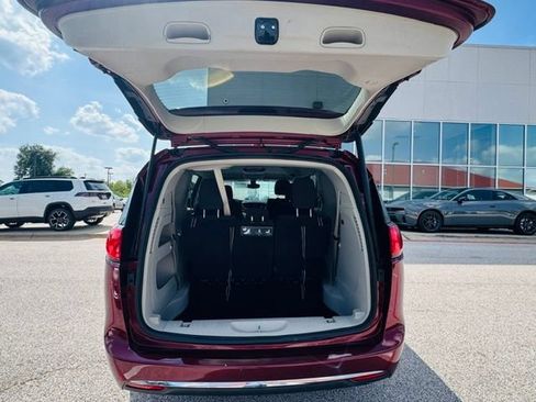 Used 2017 Chrysler Pacifica Touring Plus w/ Tire & Wheel Group FWD image 17