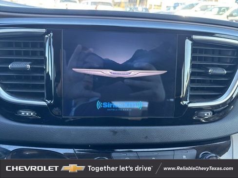 Used 2019 Chrysler Pacifica Touring-L image 31