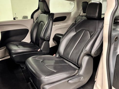 Used 2023 Chrysler Pacifica Touring-L FWD image 18