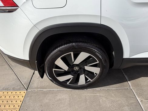 Used 2024 Volkswagen Atlas Cross Sport SE w/ Panoramic Sunroof Package image 15