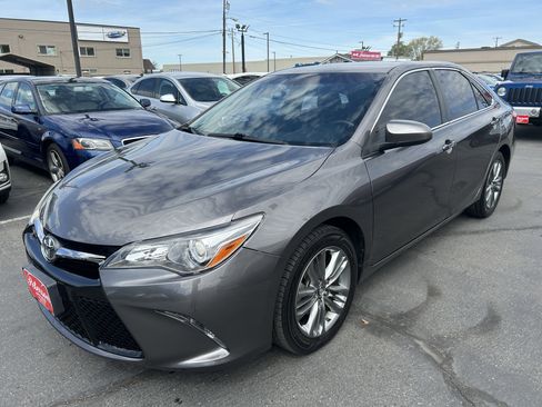 Used 2017 Toyota Camry SE image 2