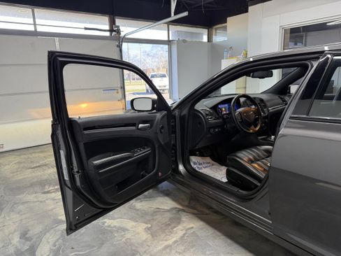 Used 2017 Chrysler 300 S image 9