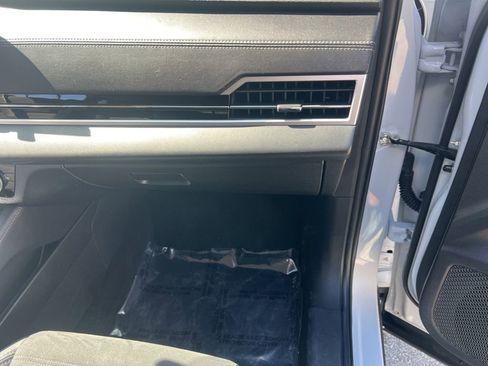 Used 2023 Mitsubishi Outlander SE image 39